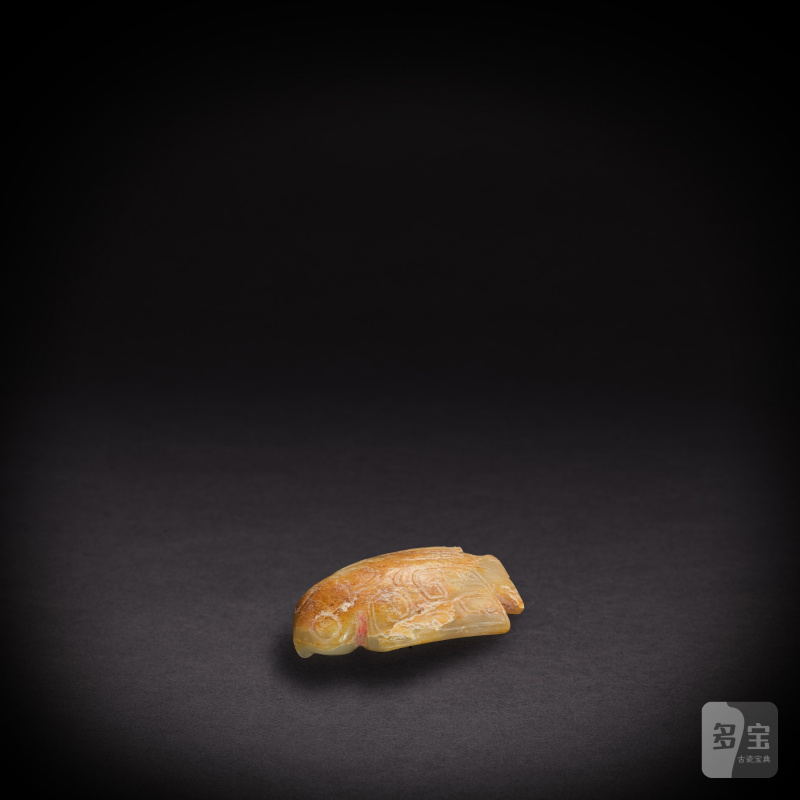 A pale celadon jade 'bird' pendant, Western Zhou dynasty | 西周 青白玉鳥 - 图3